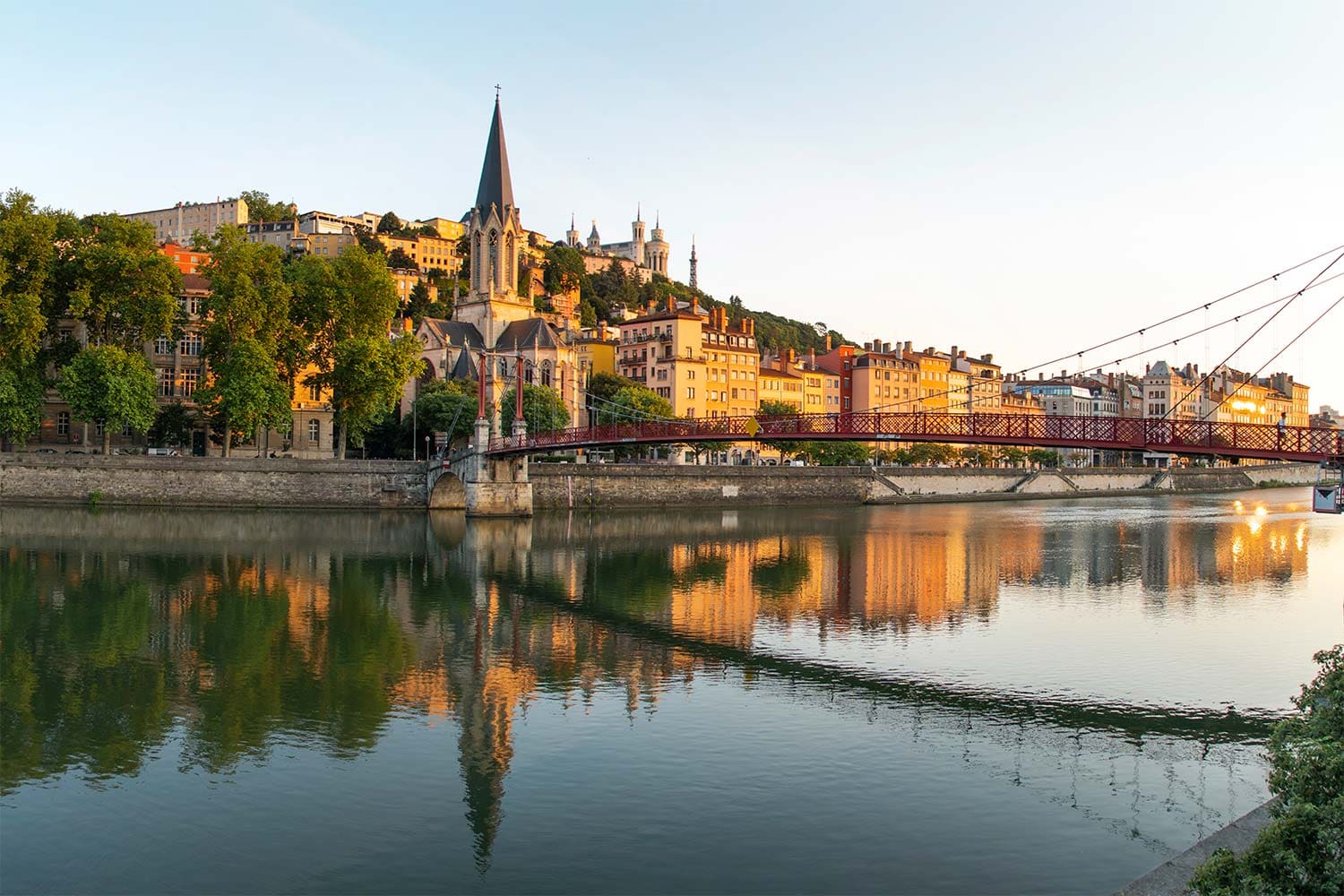 Les quais de Saône et l’église Saint-Georges au coucher du soleil, à Lyon